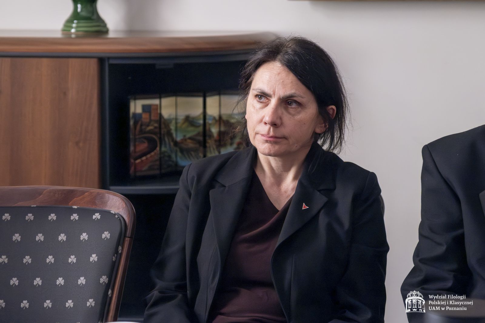 Rozmowy przy stole w gabinecie dziekańskim.