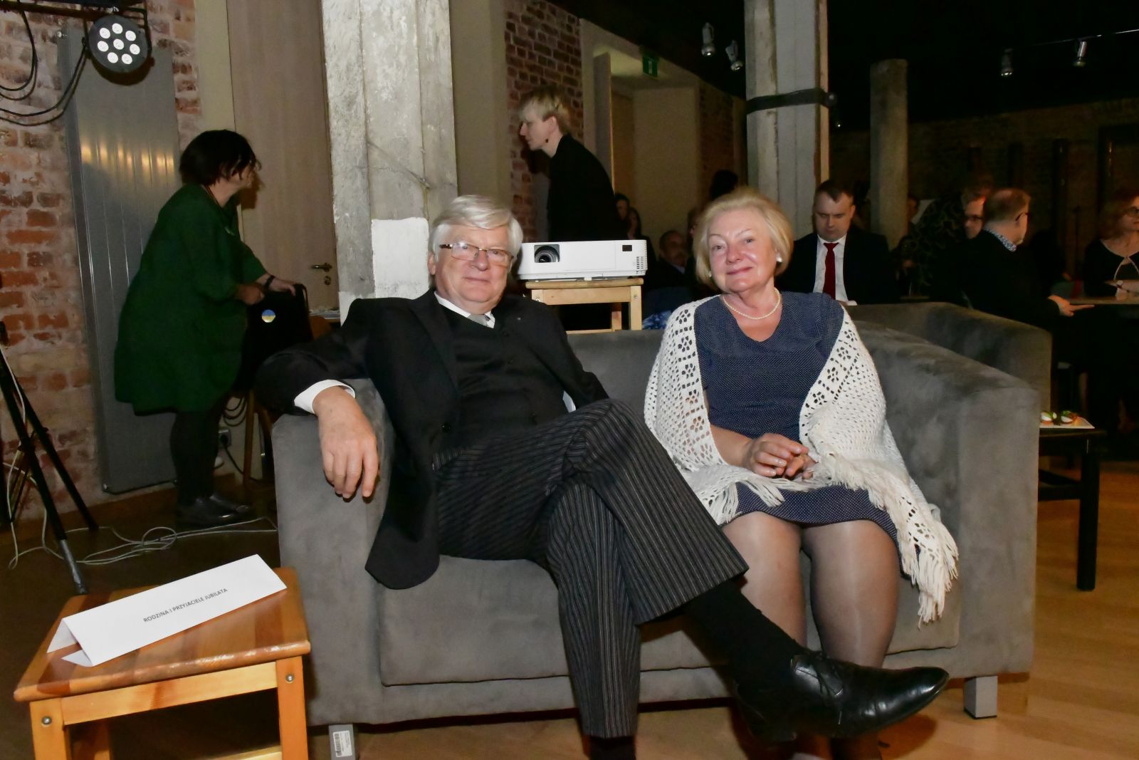 Prof. Zieliński z żoną siedzą na kanapie w Sali Teatralnej.
