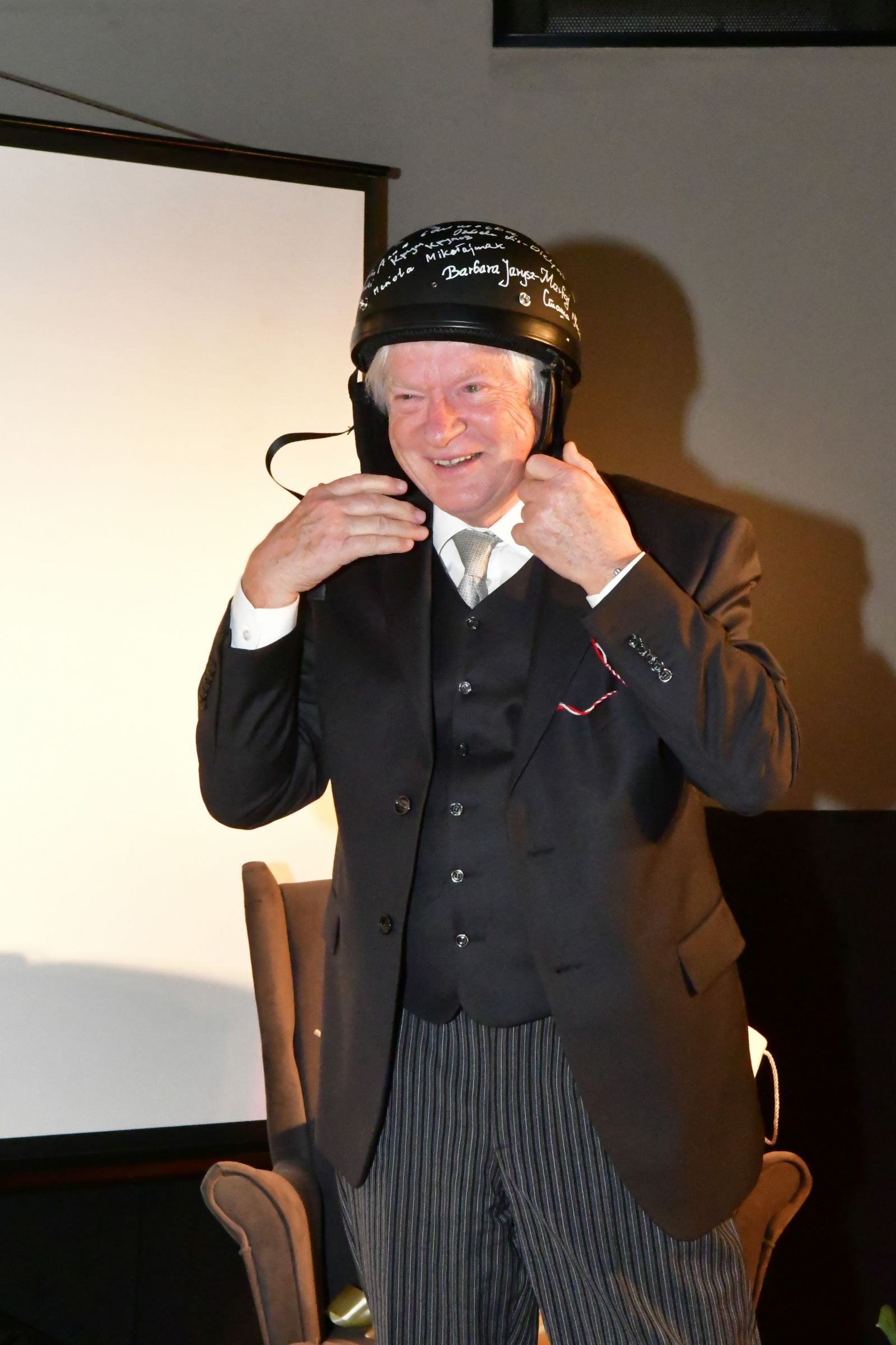 Prof. Zieliński w otrzymanym kasku motocyklowym na głowie.