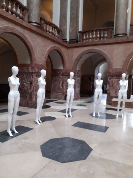 W holu głównym Collegium Maius widać poustawiane w okrąg białe manekiny bez rąk.