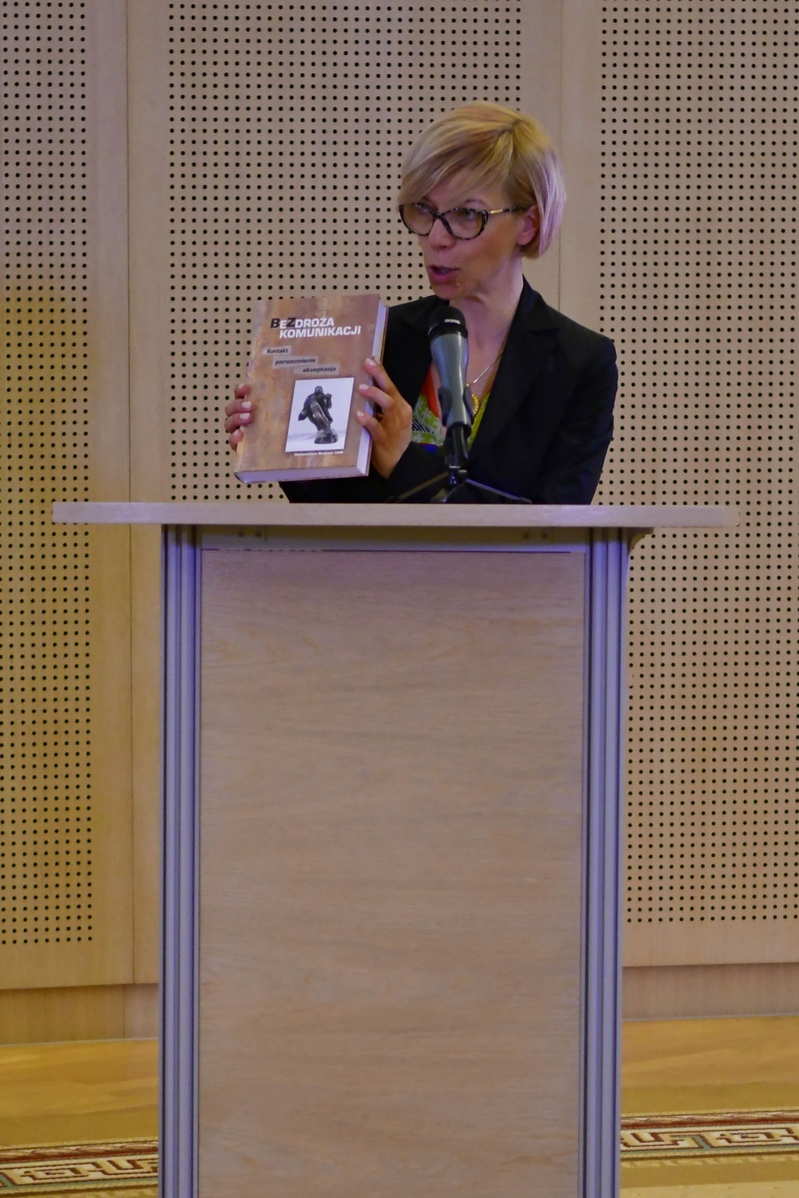 Prof. Izabela Lis-Wielgosz prezentuje książkę pamiątkową dla prof. Zielińskiego.