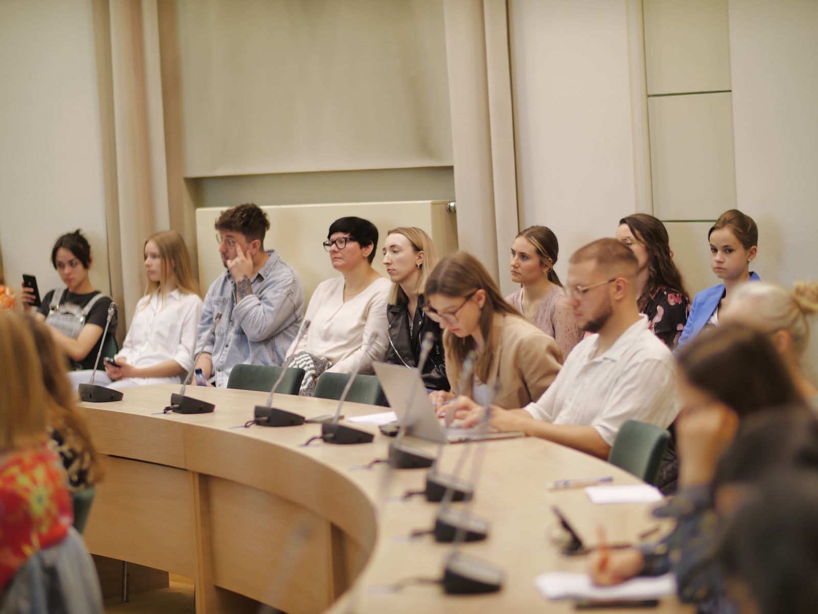 Publiczność w Salonie Mickiewicza, słuchająca wystąpień.