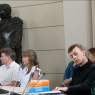 Publiczność w Salonie Mickiewicza słucha mówców.
