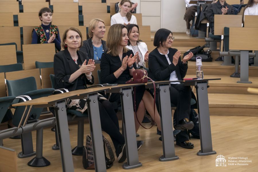 Publiczność zgromadzona w Sali Śniadeckich oklaskuje nagrodzoną osobę.