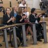 Publiczność zgromadzona w Sali Śniadeckich oklaskuje nagrodzoną osobę.