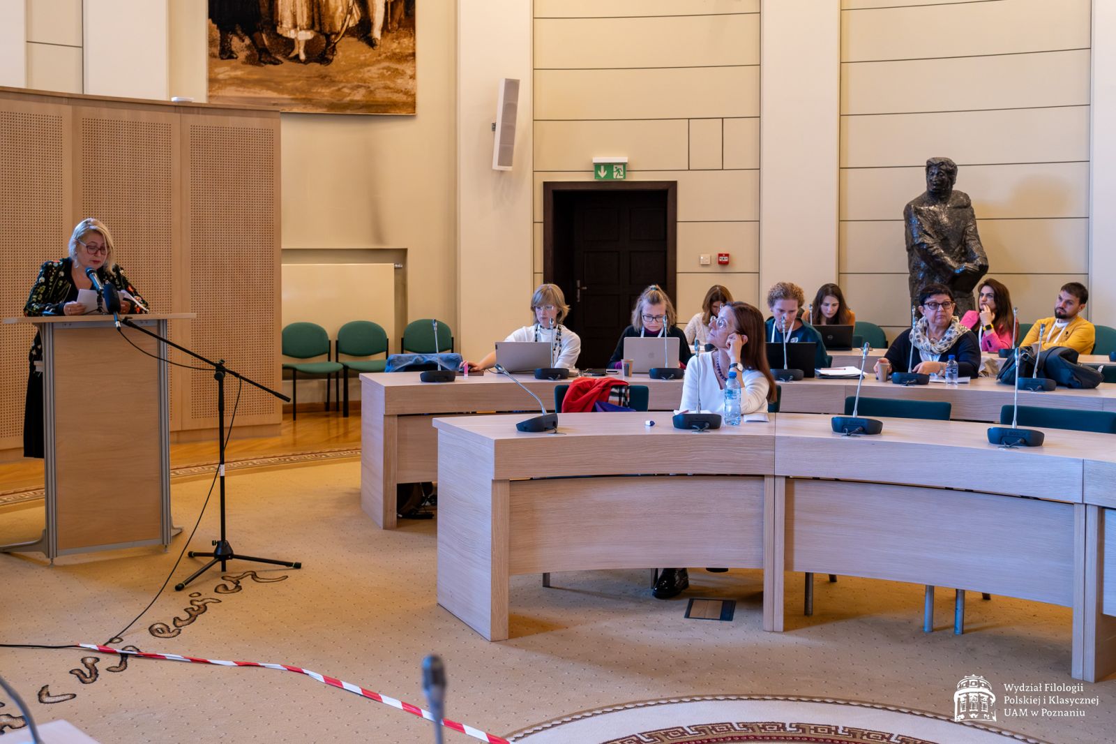 Publiczność w Salonie Mickiewicza, słuchająca wystąpień.