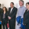 W gabinecie dziekańskim stoi 5 osób: dwoje młodych studentów, dwóch mężczyzn w starszym wieku i kobieta w średnim wieku. Wszyscy uśmiechają się do kogoś spoza kadru.