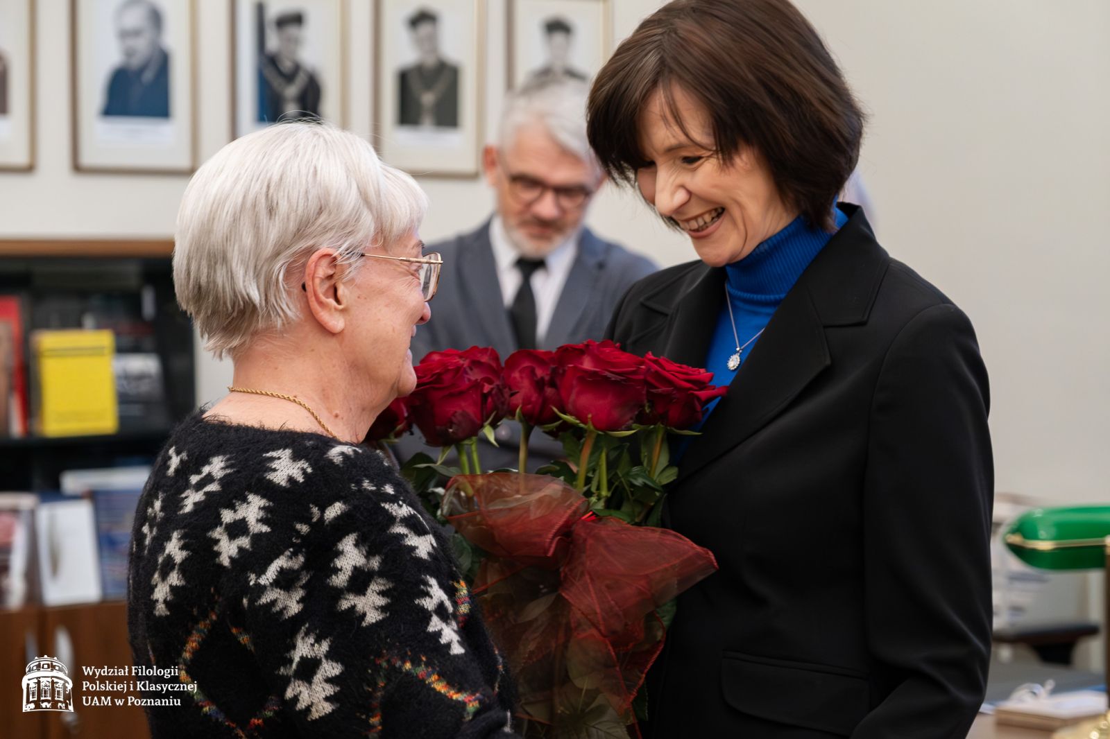 Dyrektor IFP prof. Elżbieta Winiecka wręcza bukiet czerwonych róż prof. Dobrochnie Ratajczakowej, z tyłu widać uśmiechniętego prof. Jerzego Borowczyka.