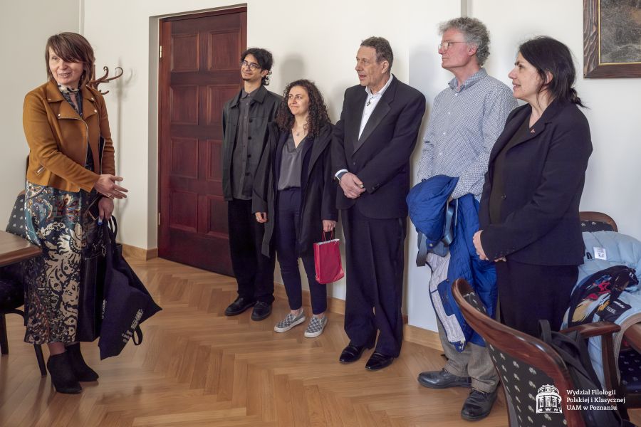 Prof. Joanna Rękas przedstawia gości, stojących w gabinecie dziekańskim.