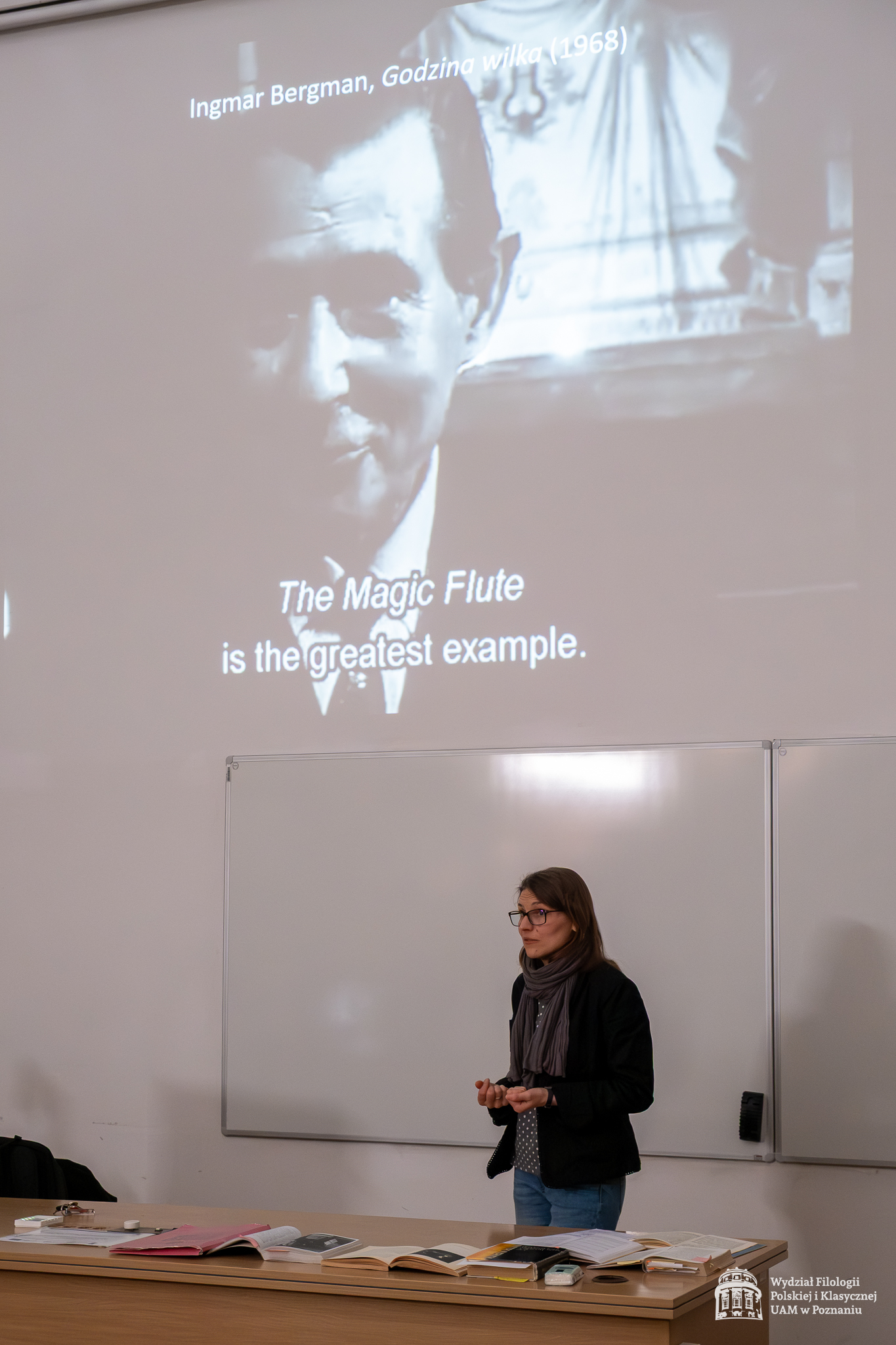 Dr Anna Igielska w trakcie wykładu o flecie w różnych odsłonach filmowych.