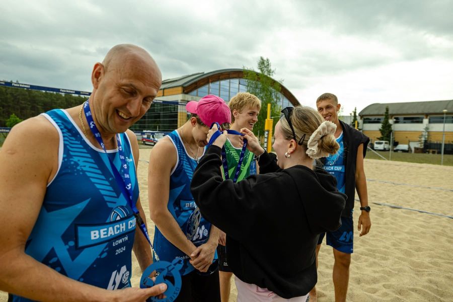 Drużyna WFPiK w siatkówce plażowej odbiera medale.