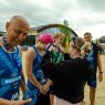 Drużyna WFPiK w siatkówce plażowej odbiera medale.