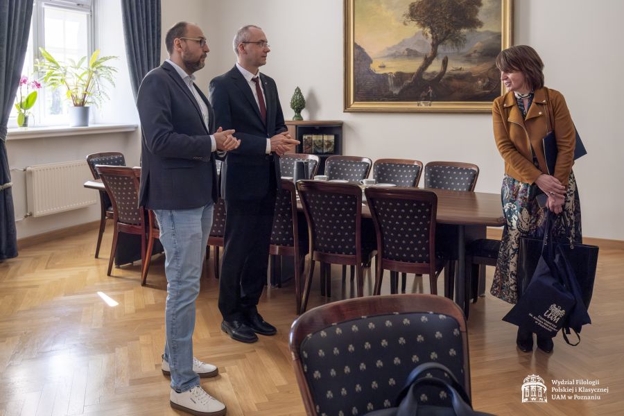 Dziekan WFPiK prof. Krzysztof Skibski i prodziekan ds. współpracy międzynarodowej witają gości w gabinecie dziekańskim, po prawej stronie stoi prof. Joanna Rękas.