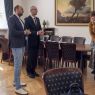 Dziekan WFPiK prof. Krzysztof Skibski i prodziekan ds. współpracy międzynarodowej witają gości w gabinecie dziekańskim, po prawej stronie stoi prof. Joanna Rękas.