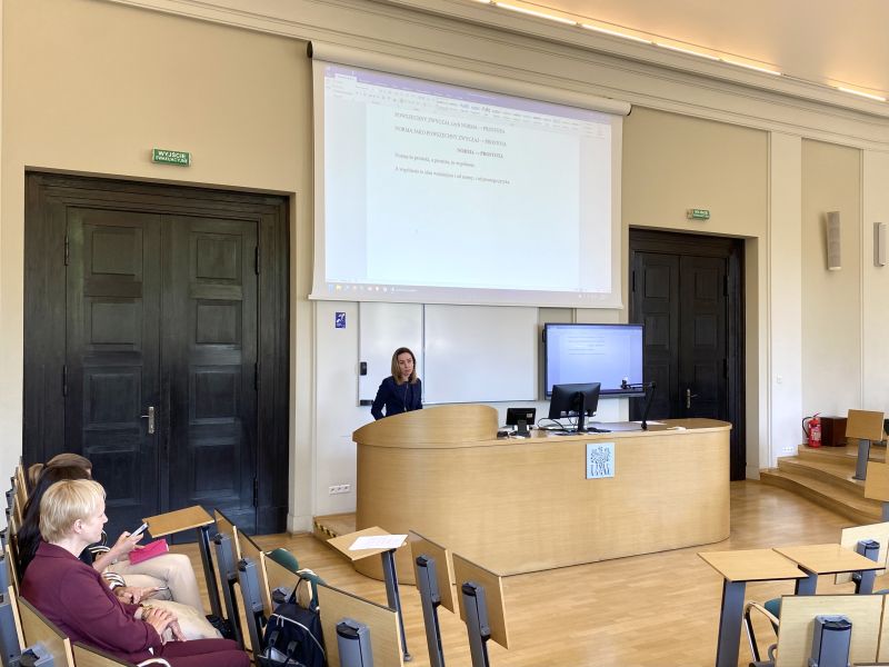 Dr Sylwia Karolak przemawia w Sali Śniadeckich do uczestników konferencji.