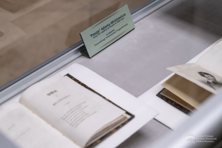 W gablocie wystawione książki z Poezjami Mickiewicza.