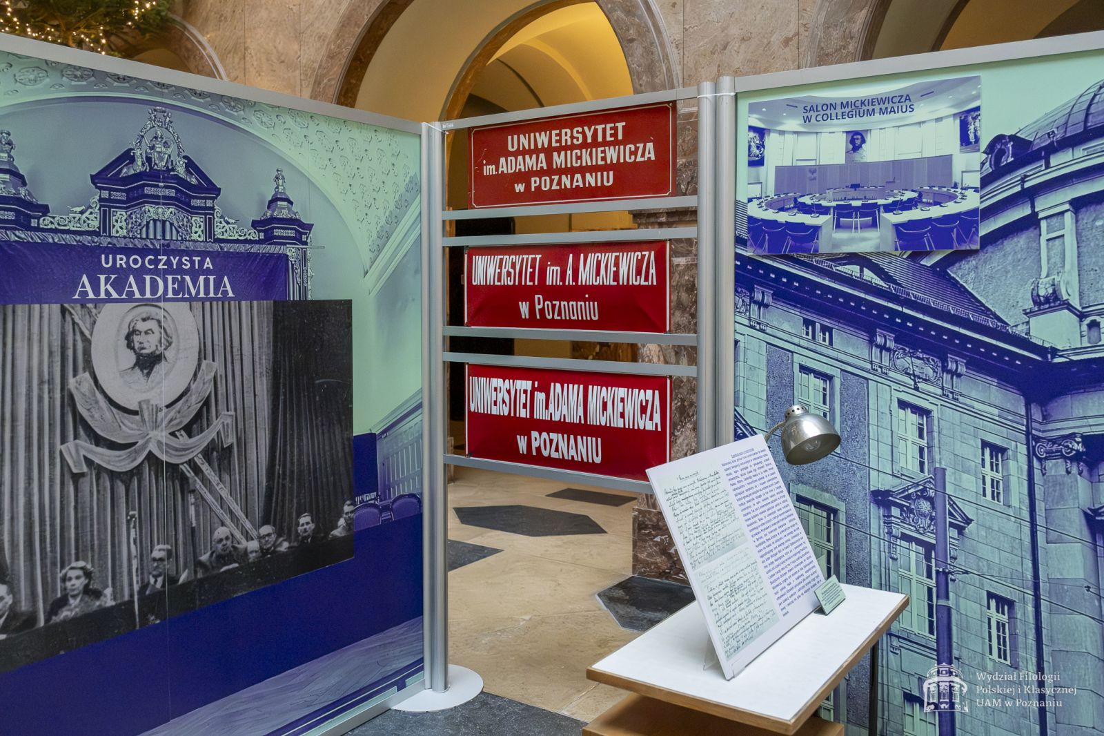 Element wystawy w holu Collegium Maius - urzędowe tablice z nazwą uniwersytetu.