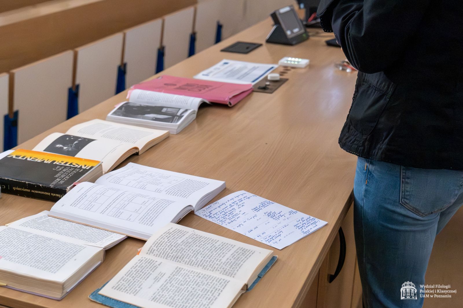 Rozłożone na stole różne publikacje i notatki do wykładu o flecie.