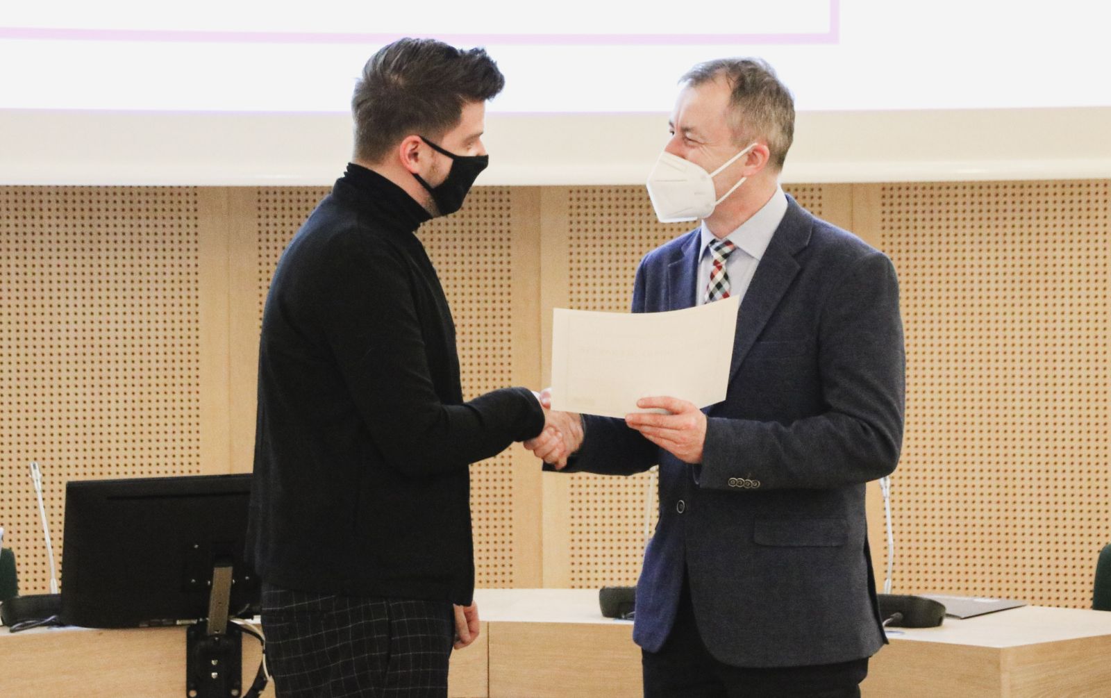 Dziekan WFPiK wręcza dyplom przedstawicielowi Działu Filmu Centrum Kultury Zamek.