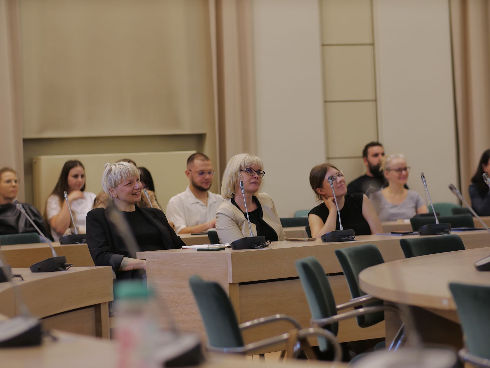 Publiczność w Salonie Mickiewicza, słuchająca wystąpień.