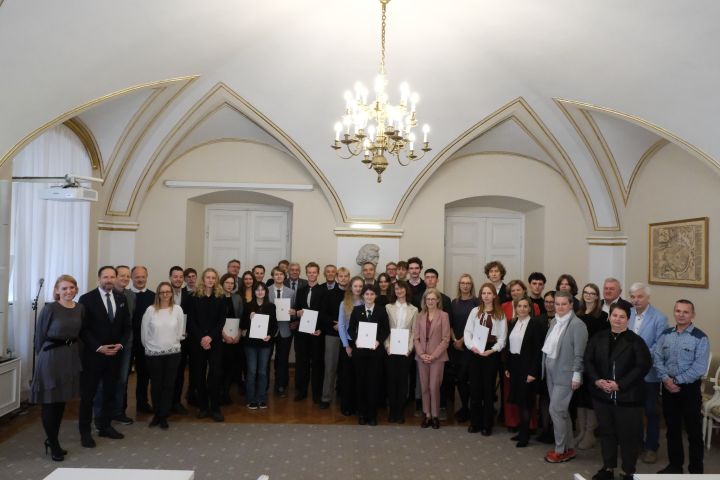 Laureaci stypendiów, ich opiekunowie i przedstawiciele władz miasta i władz uczelni pozują do wspólnego zdjęcia w Sali Białej Urzędu Miasta Poznania.