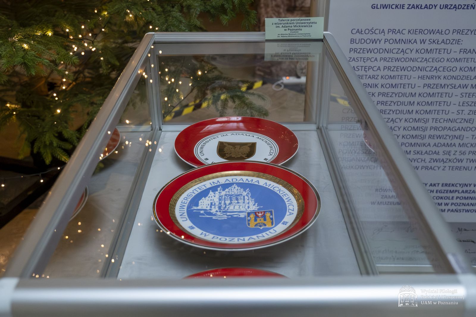 Talerze porcelanowe z wizerunkiem UAM.