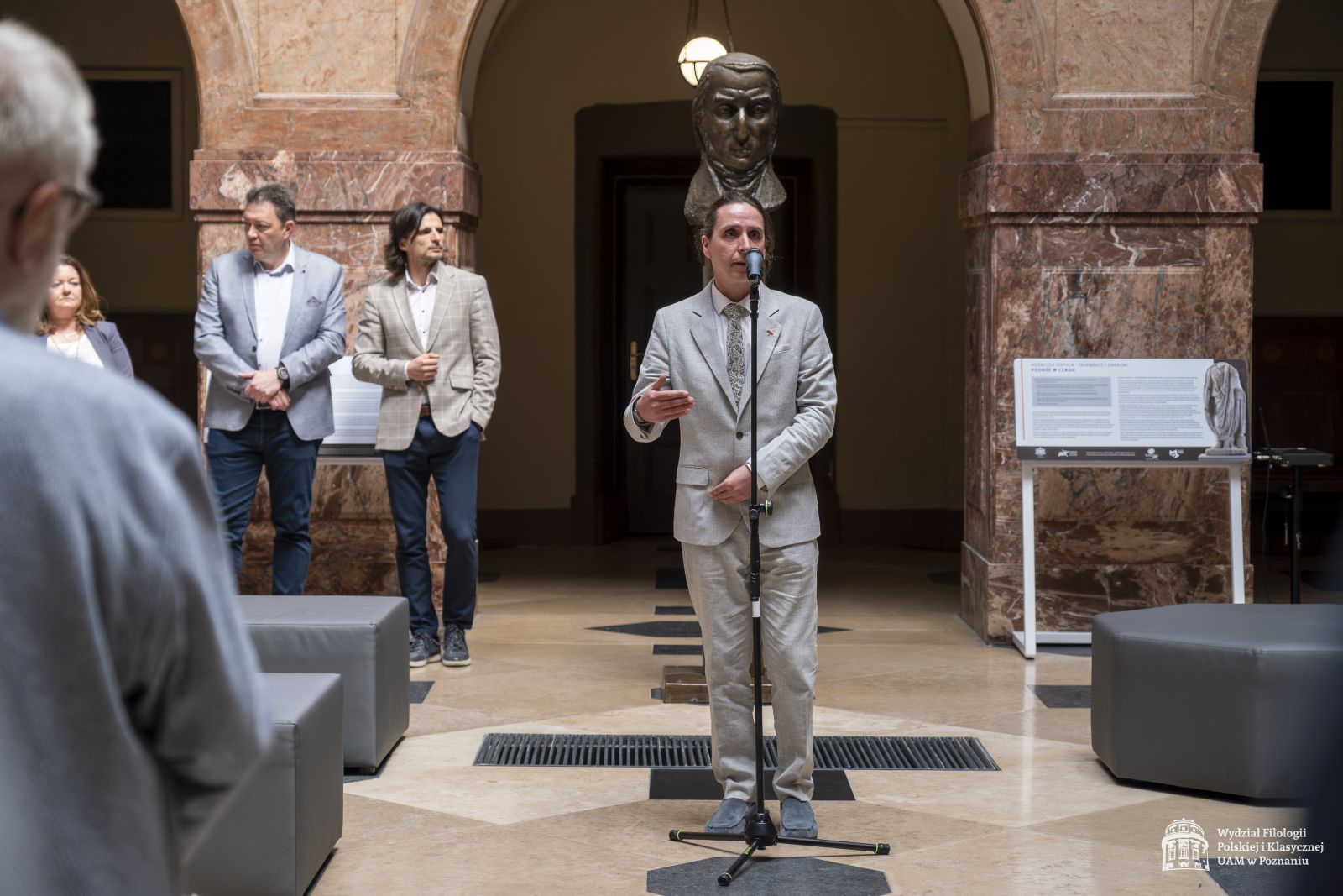 W holu głównym Collegium Maius przemawia dyrektor Bułgarskiego Instytutu Kultury w Warszawie.