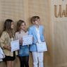 Czworo dzieci w wieku uczniowskim stoi w Salonie Mickiewicza, w rękach trzyma dyplomu