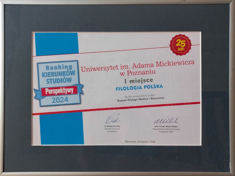 Zdjęcie dyplomu poświadczającego, że filologia polska na UAM zdobyła 1 miejsce w rankingu czasopisma 
