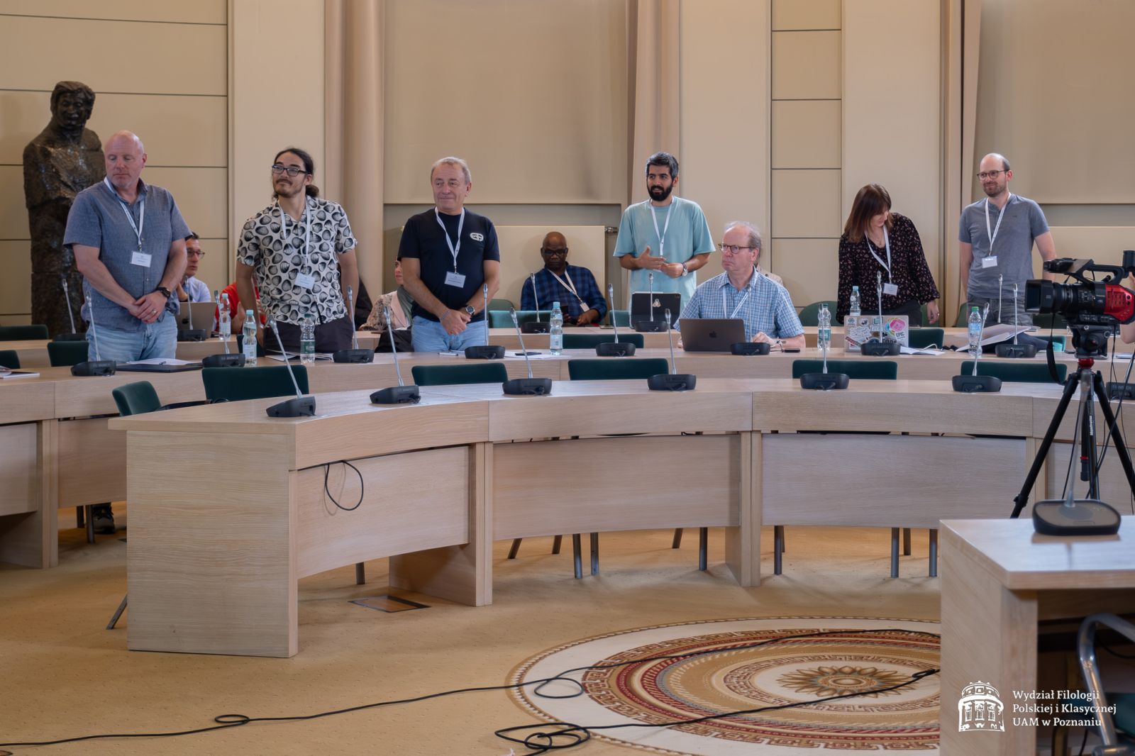 W Salonie Mickiewicza uczestnicy konferencji oklaskują słuchaczy Szkoły Letniej, która towarzyszyła konferencji.