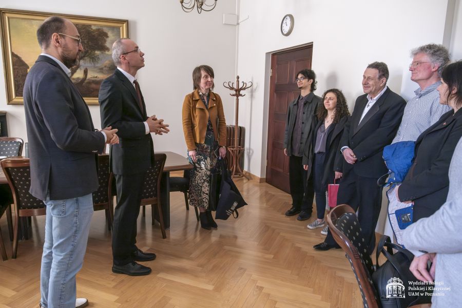 Dziekan WFPiK prof. Krzysztof Skibski i prodziekan ds. współpracy międzynarodowej witają gości w gabinecie dziekańskim.