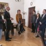 Dziekan WFPiK prof. Krzysztof Skibski i prodziekan ds. współpracy międzynarodowej witają gości w gabinecie dziekańskim.
