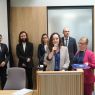 Organizatorka konkursu przemawia do mikrofonu, za nią stoi kapituła konkursowa oraz władze wydziałów.