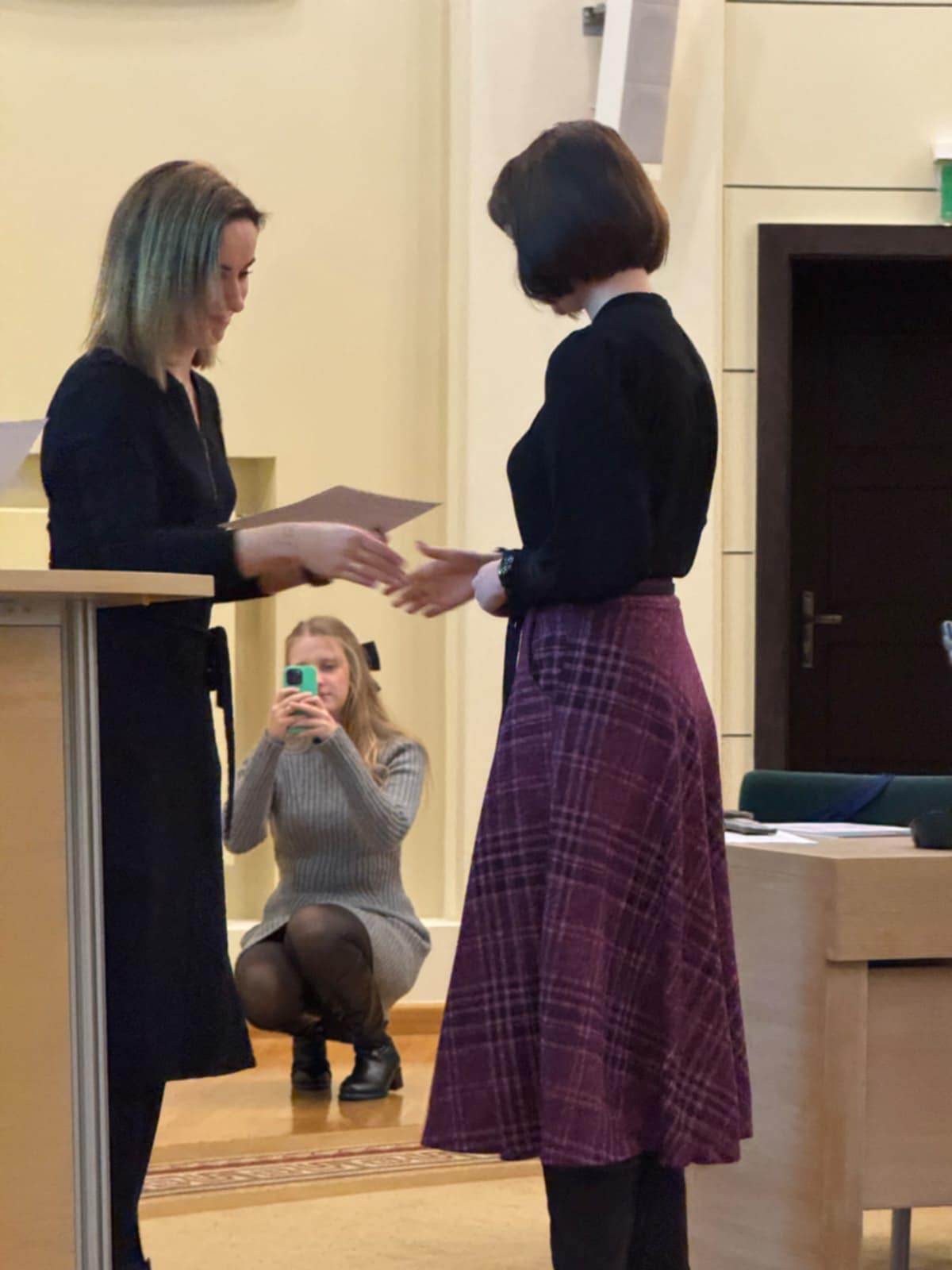 Dr Sylwia Karolak wręcza dyplom uczestniczce projektu.