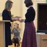 Dr Sylwia Karolak wręcza dyplom uczestniczce projektu.