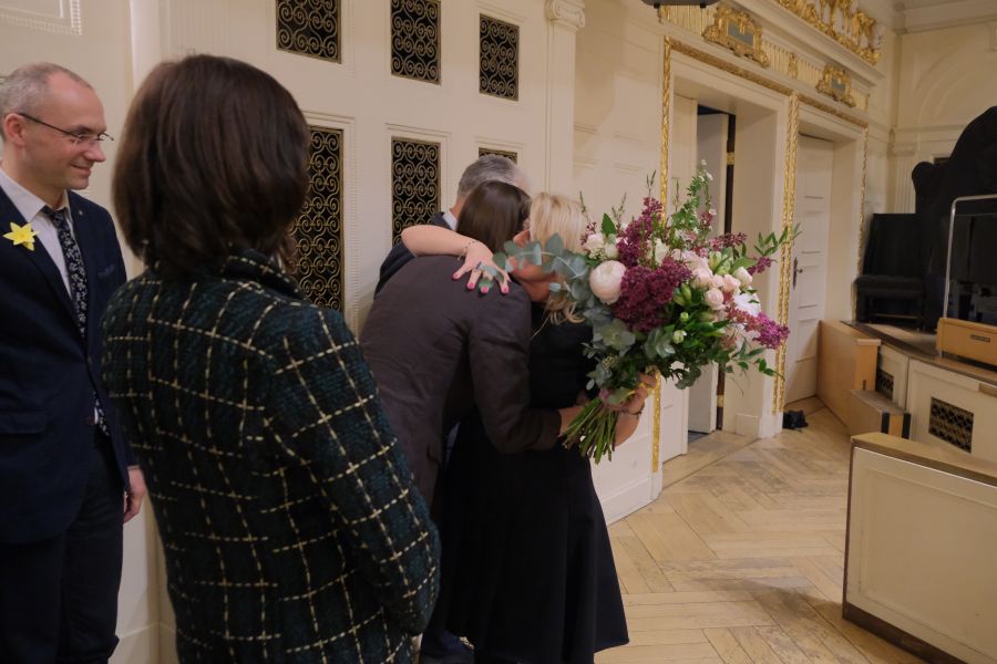 Mgr Natalia Czerwińska gratuluje JMR Bogumile Kaniewskiej wyboru na kolejną kadencję.