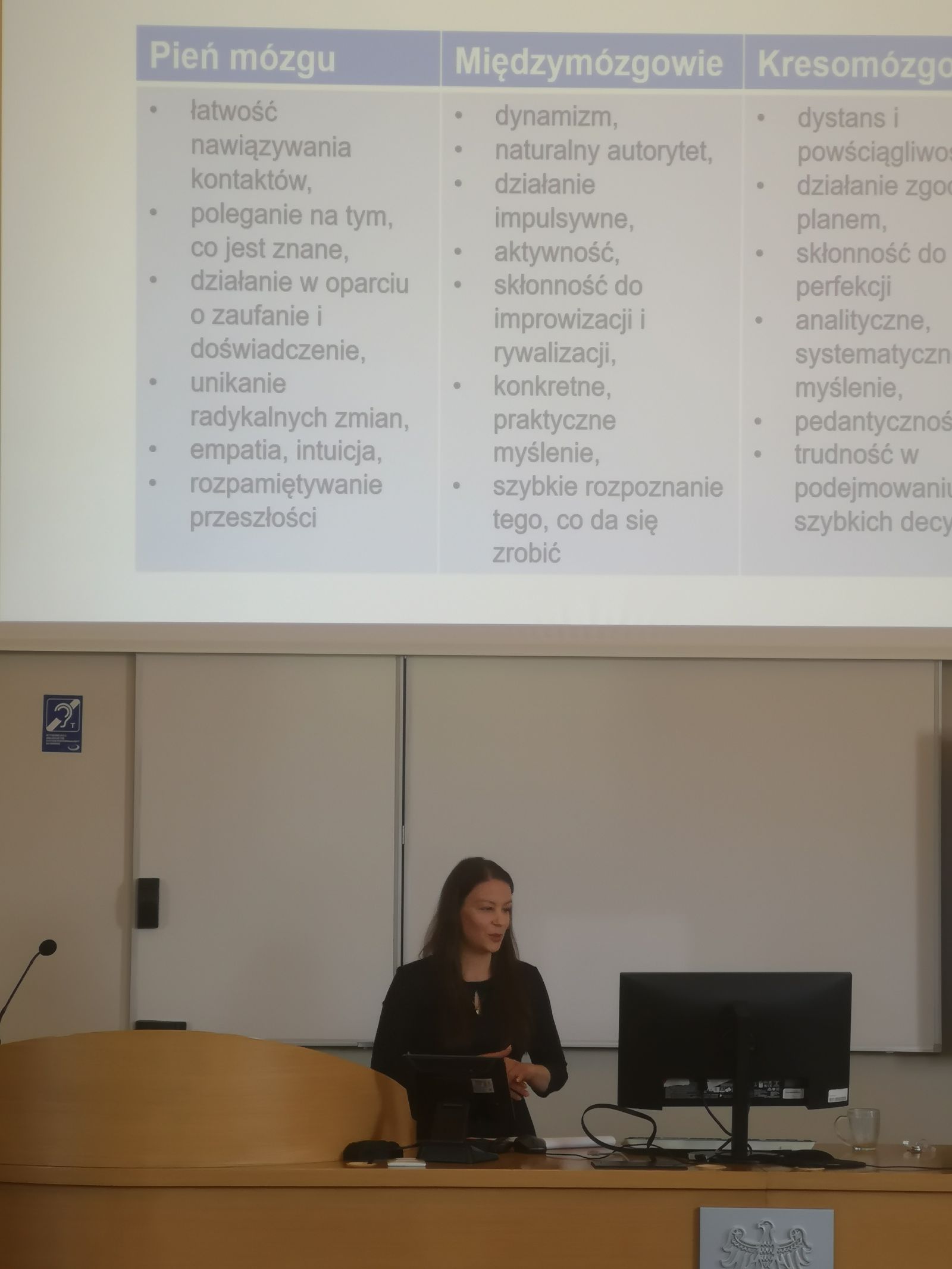 Uczestniczka studiów prezentuje swoje wyniki.