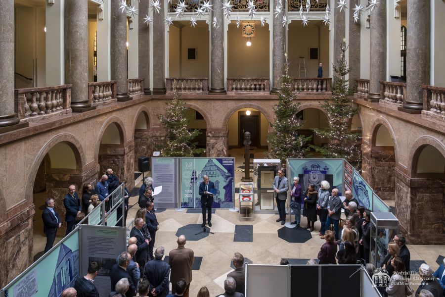 Rzut z góry na hol Collegium Maius ze zgromadzoną publicznością podczas otwarcia wystawy.