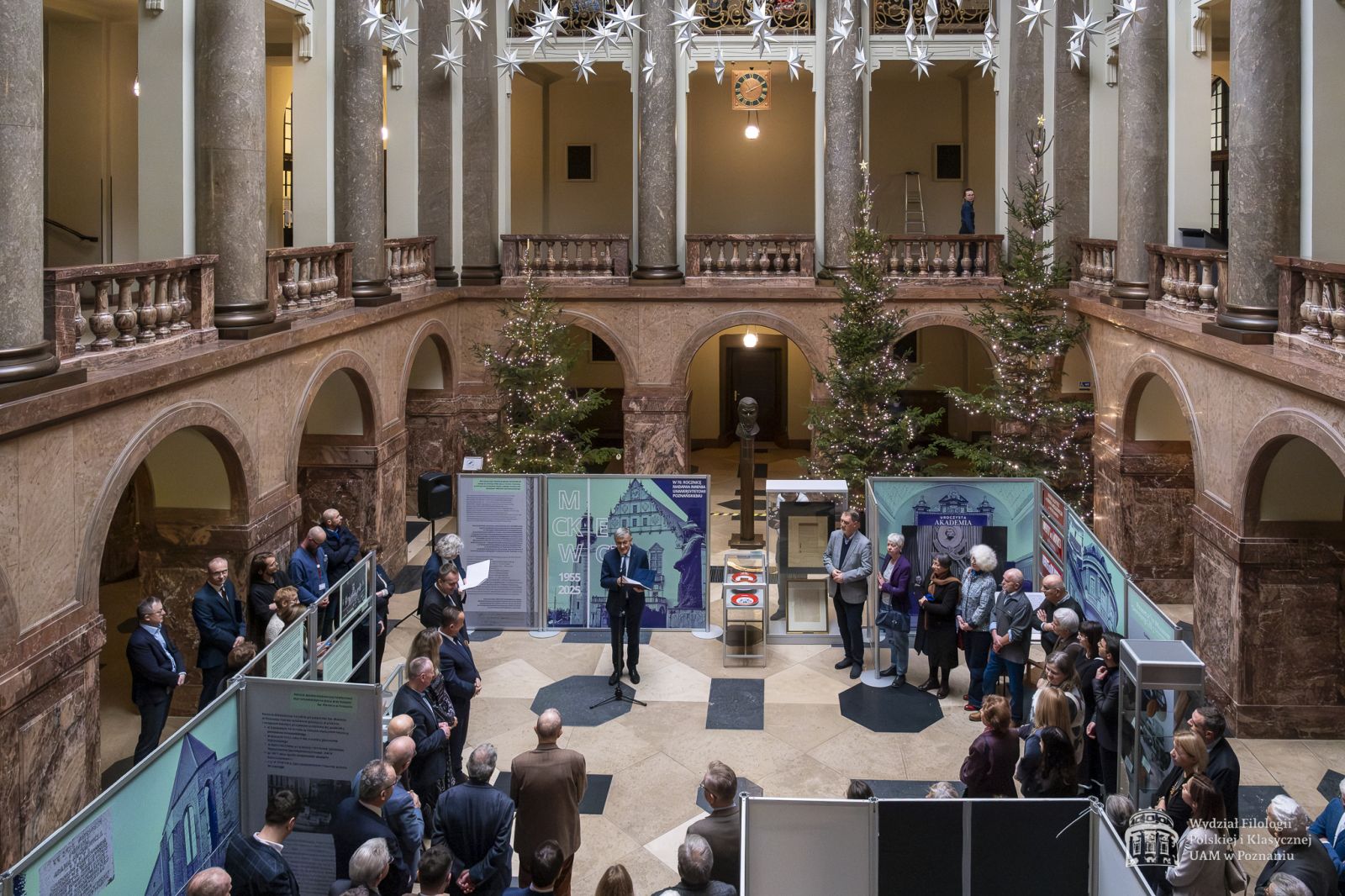 Rzut z góry na hol Collegium Maius ze zgromadzoną publicznością podczas otwarcia wystawy.