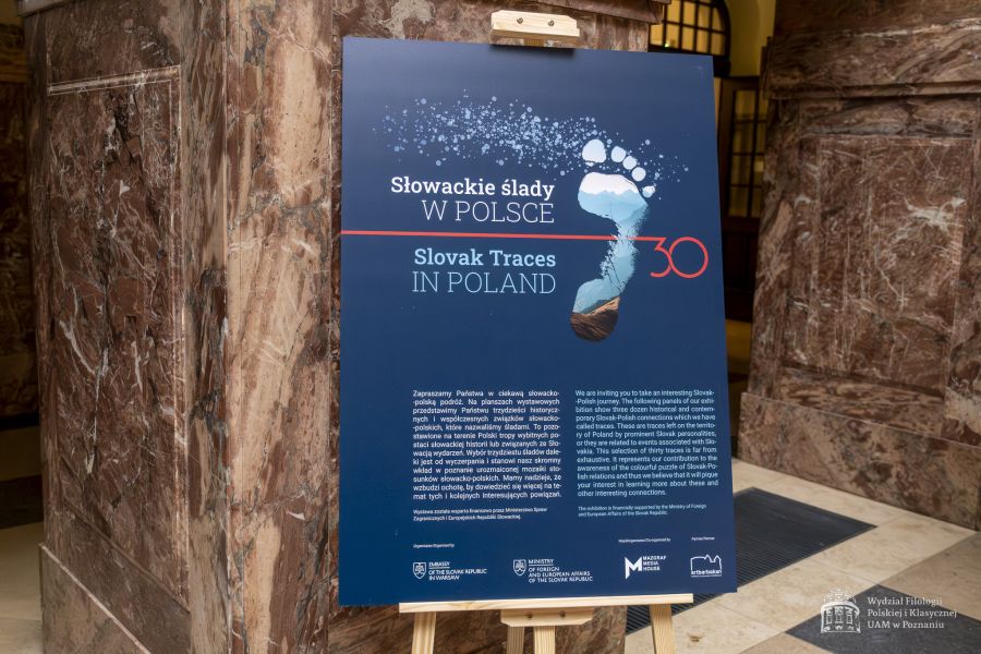 Zdjęcie plakatu wystawy ustawionego na sztalugach w holu Collegium Maius.