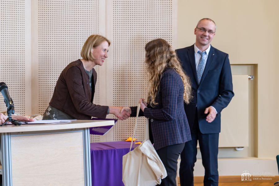 Dziekan WFPiK Krzysztof Skibski i Prodziekan ds. studenckich Urszula Kowalska-Nadolna wręczają nagrody i gratulują nagrodzonym.