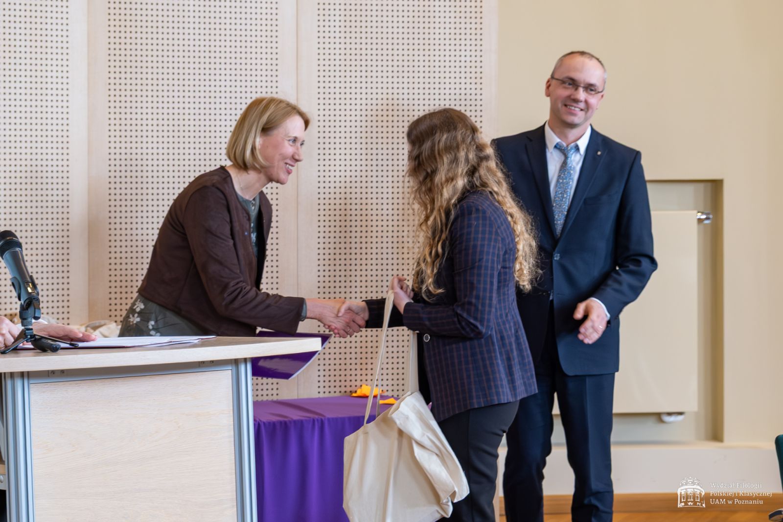 Dziekan WFPiK Krzysztof Skibski i Prodziekan ds. studenckich Urszula Kowalska-Nadolna wręczają nagrody i gratulują nagrodzonym.