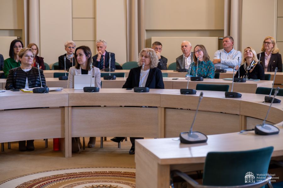 Uczestnicy spotkania zgromadzeni w Salonie Mickiewicza pod Kopułą.