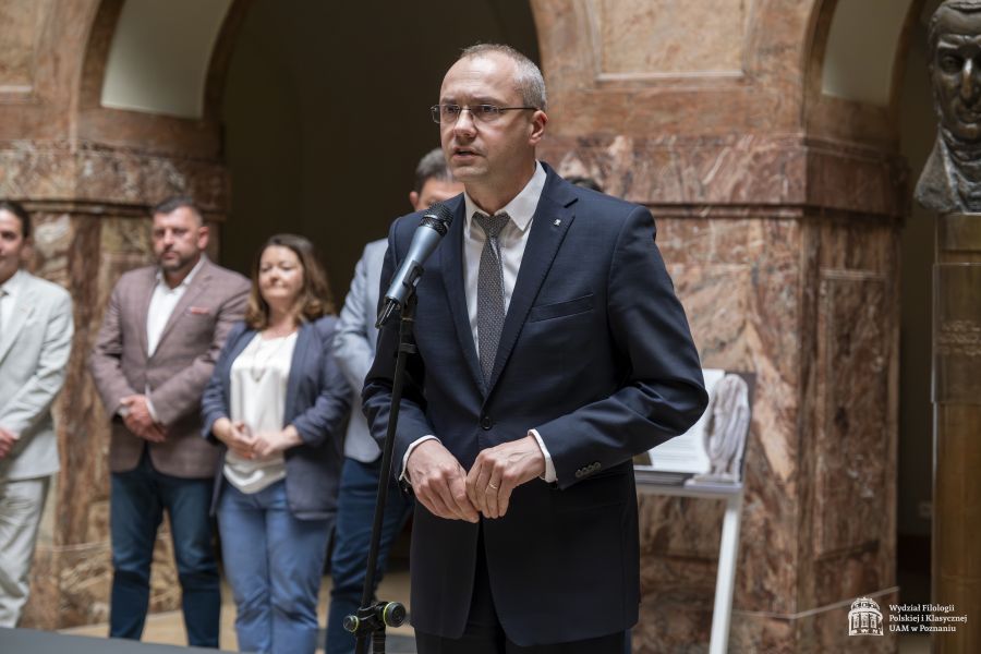 Dziekan WFPiK przemawia w holu Collegium Maius.
