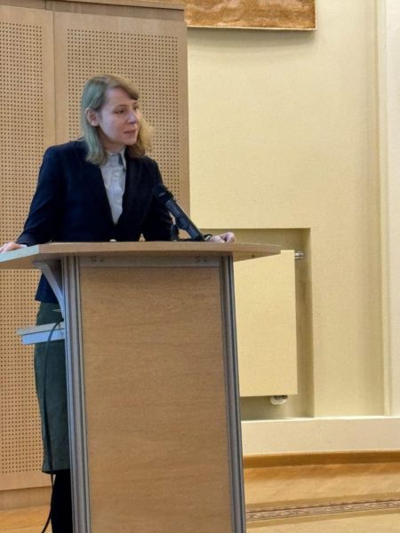 Dr Beata Niklewicz przemawia przy mównicy w Salonie Mickiewicza.