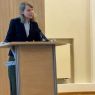 Dr Beata Niklewicz przemawia przy mównicy w Salonie Mickiewicza.