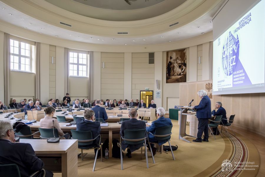 Rektor Melosik otwiera konferencję w Salonie Mickiewicza.