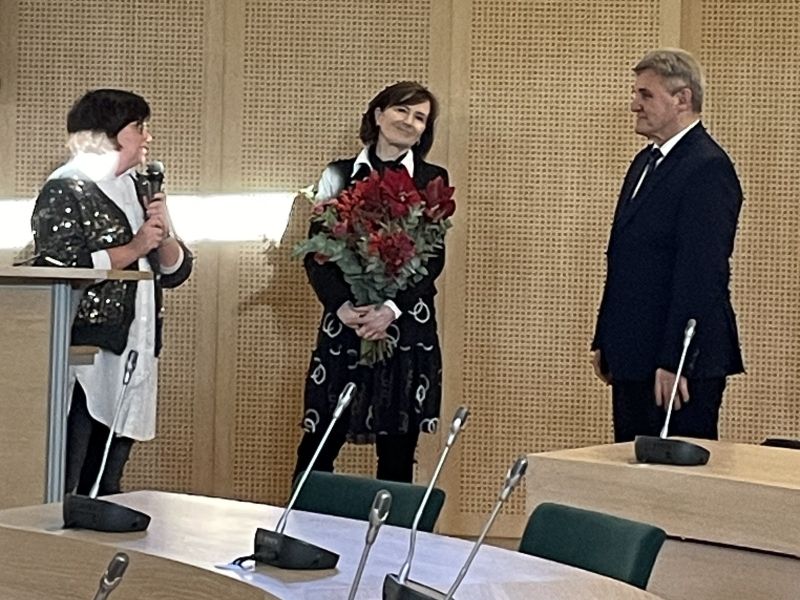 Dyrekcja IFP składa gratulacje prof. Sieradzkiemu i także wręcza bukiet kwiatów.