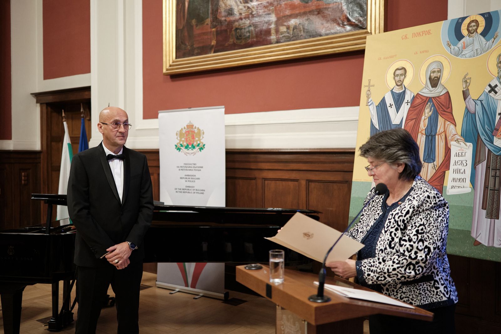 Ambasador Bułgarii odczytuje tekst powołania prof. Dymczyka na honorowego konsula.