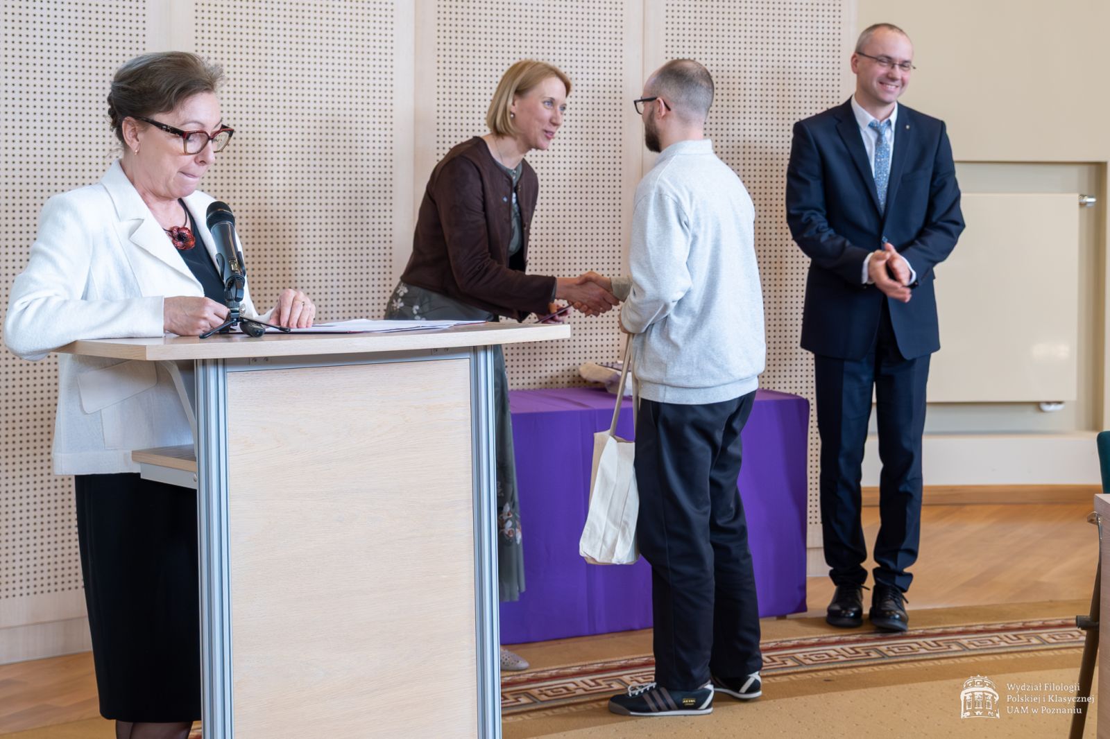 Dziekan WFPiK Krzysztof Skibski i Prodziekan ds. studenckich Urszula Kowalska-Nadolna wręczają nagrody i gratulują nagrodzonym.